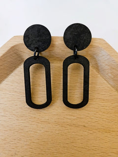 Houten oorstekers - dot ellips zwart