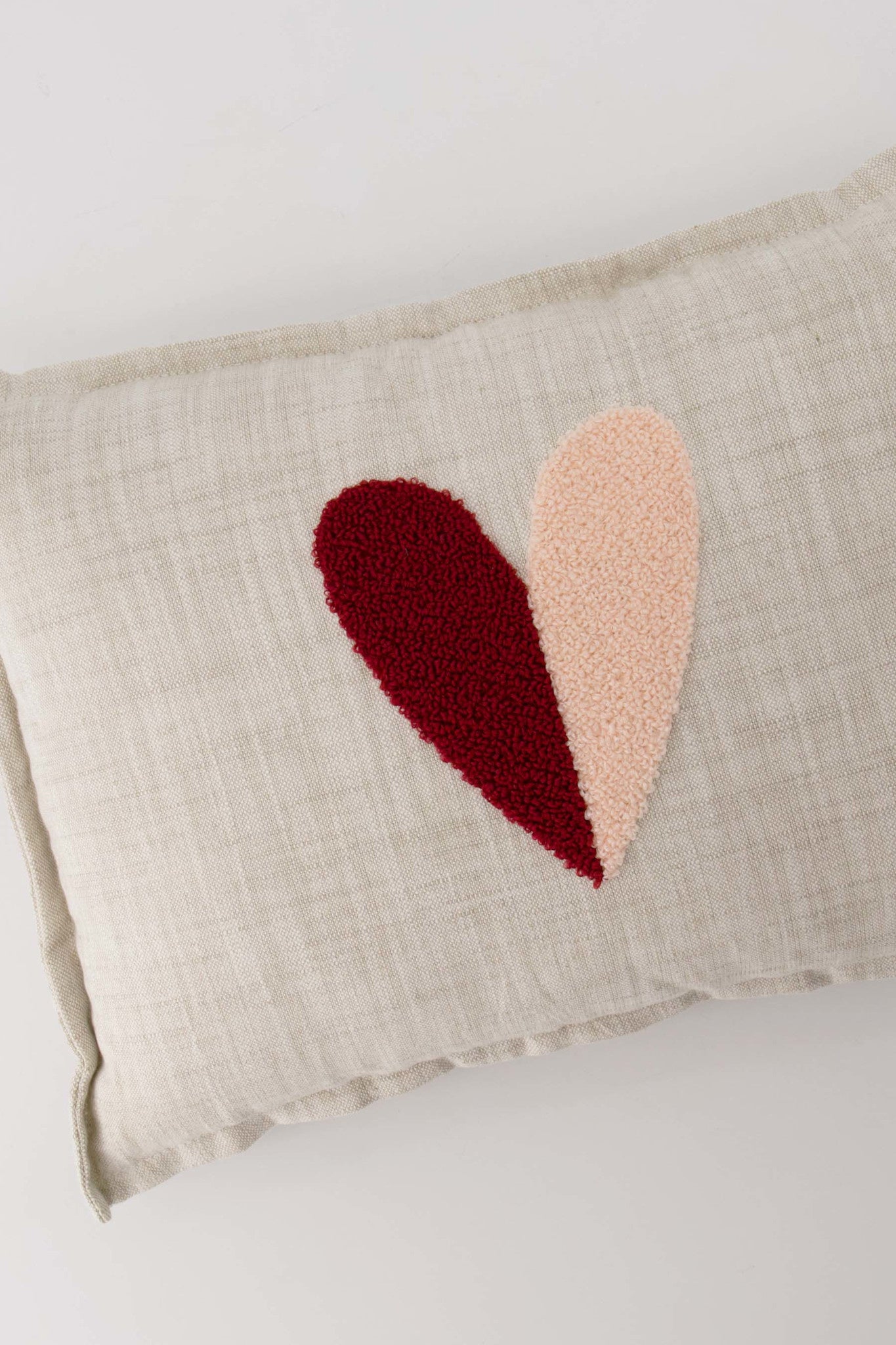 Kussen met roze -rood hartje 35x25cm