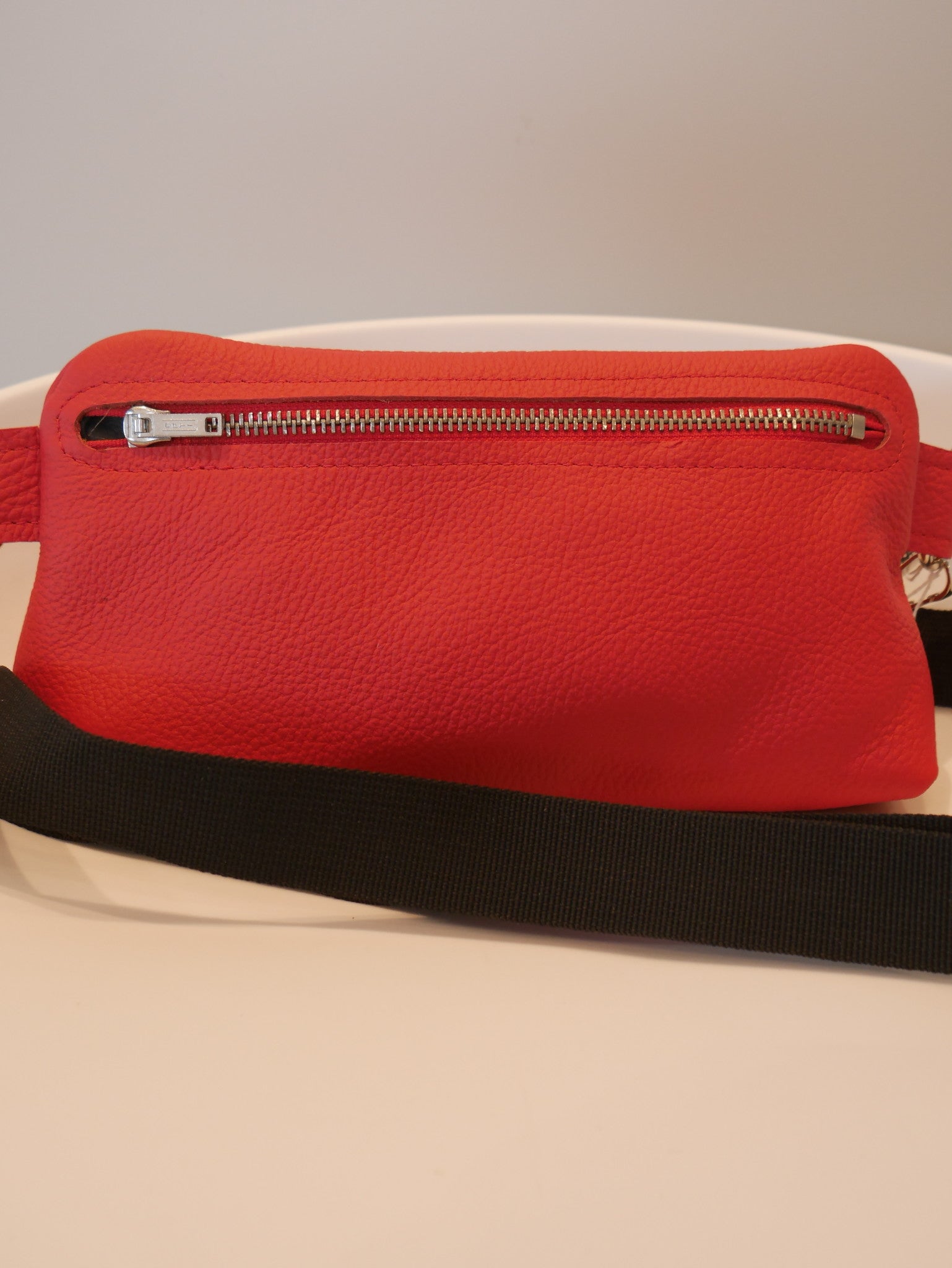 Cross-body tasje rood - zwarte riem