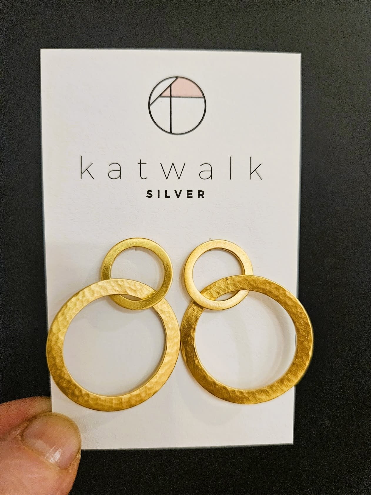 Verguld zilver oorstekers - 2 bold ringen - 1 gehamerd