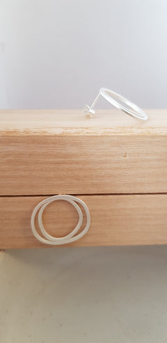 Zilver oorstekers - 2 amorf cirkels