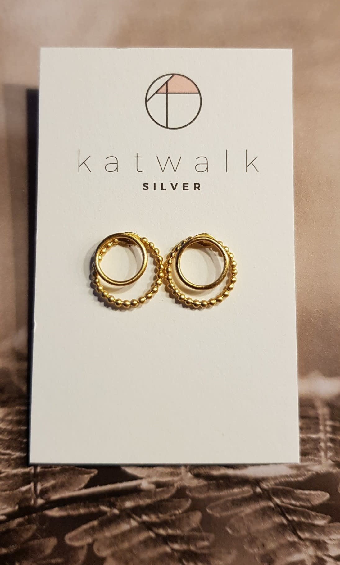Verguld zilver oorstekers - ring op dotted ring
