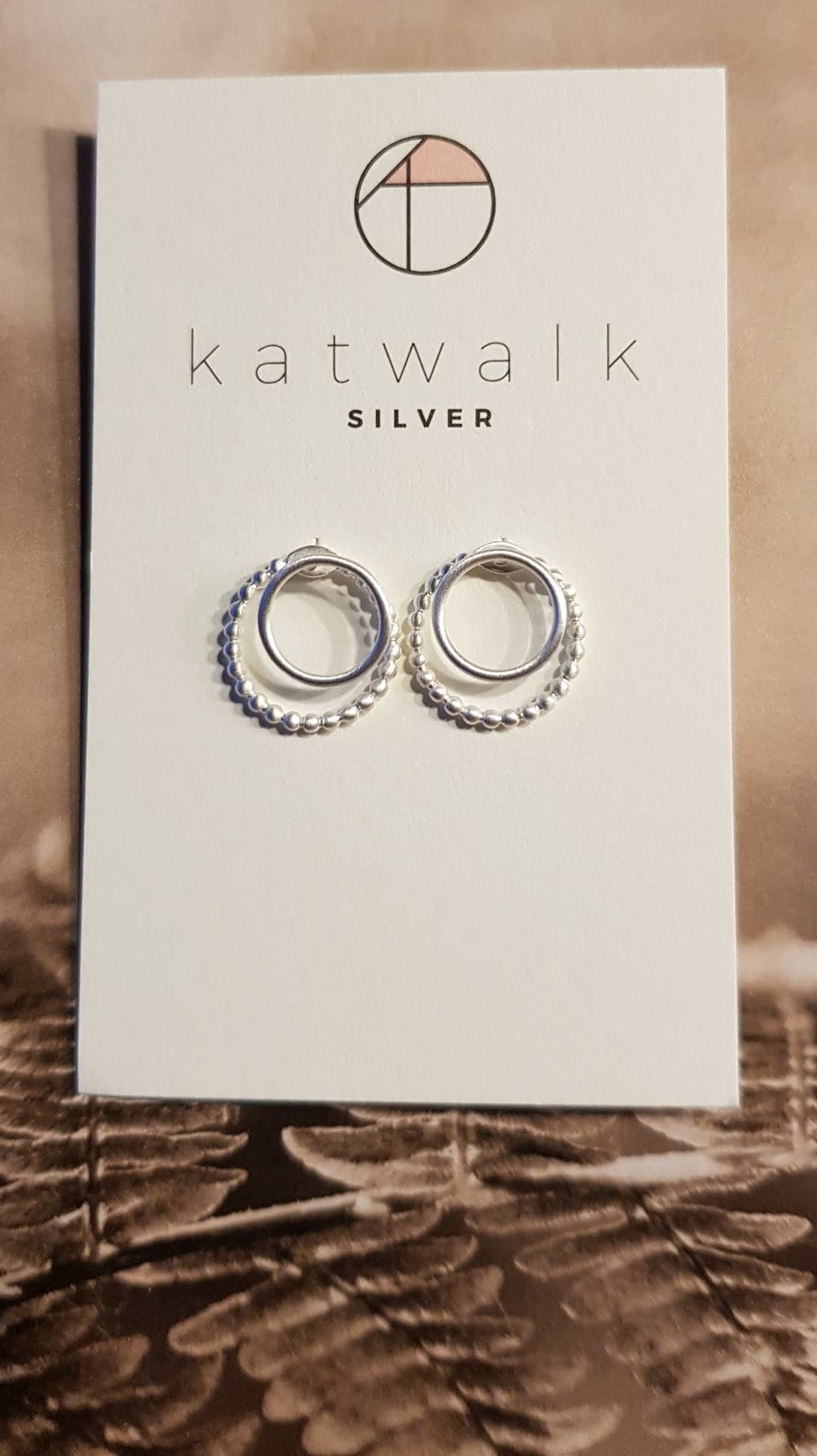 Zilver oorstekers - ring op dotted ring