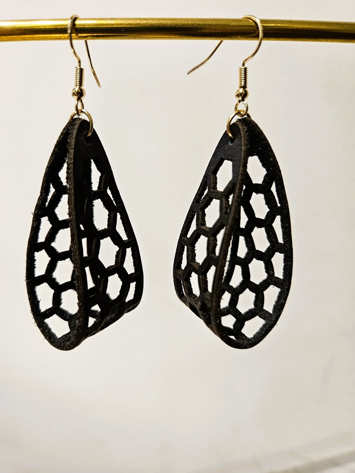 Upcycled oorhanger - zwart geperforeerd