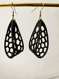 Upcycled oorhanger - zwart geperforeerd