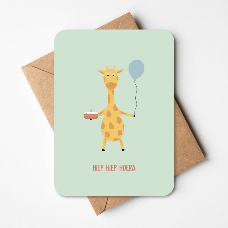 Wenskaart  - Hiep hiep Hoera! - giraf met taart en ballon