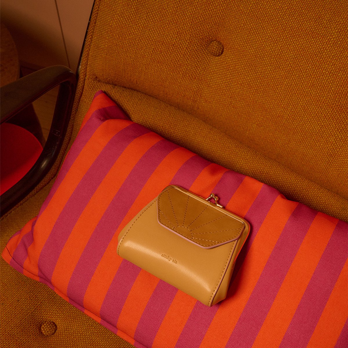 The Sticky Sis Club wallet | il sole | ton sur ton | affogato beige
