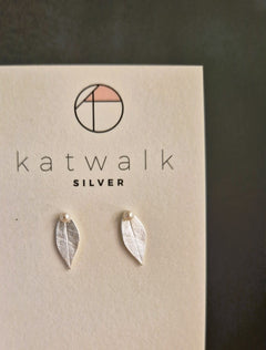 Zilver oorstekers - blaadje met mini parel