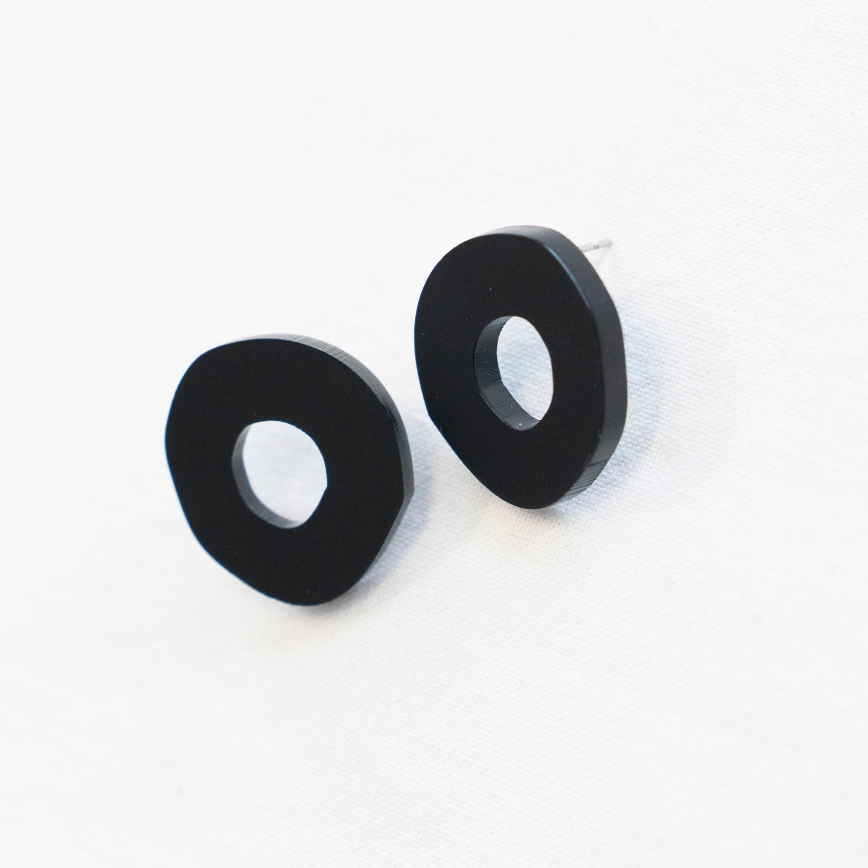 Oorstekers Studio Nok Nok - Stud 01 . black
