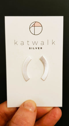 Zilver oorstekers - bold C