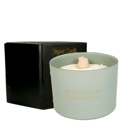 Geurkaars met 3 wieken - 'Birthday wishes & cupcake kisses'