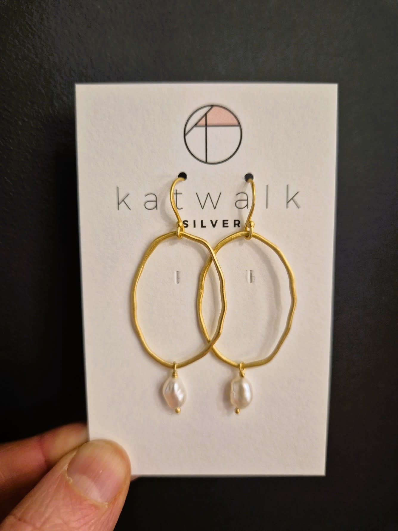 Verguld zilver oorhangers - fijn ovaal met pareltje