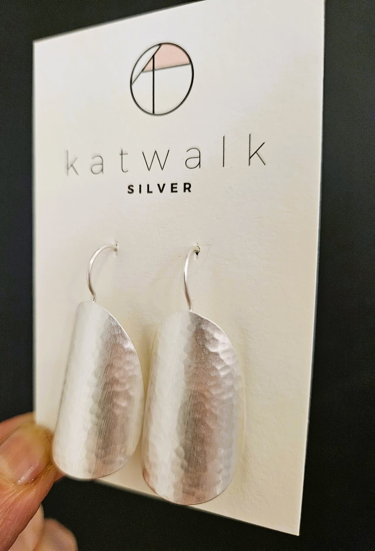 Zilver oorhangers - gebogen ovalen gehamerd
