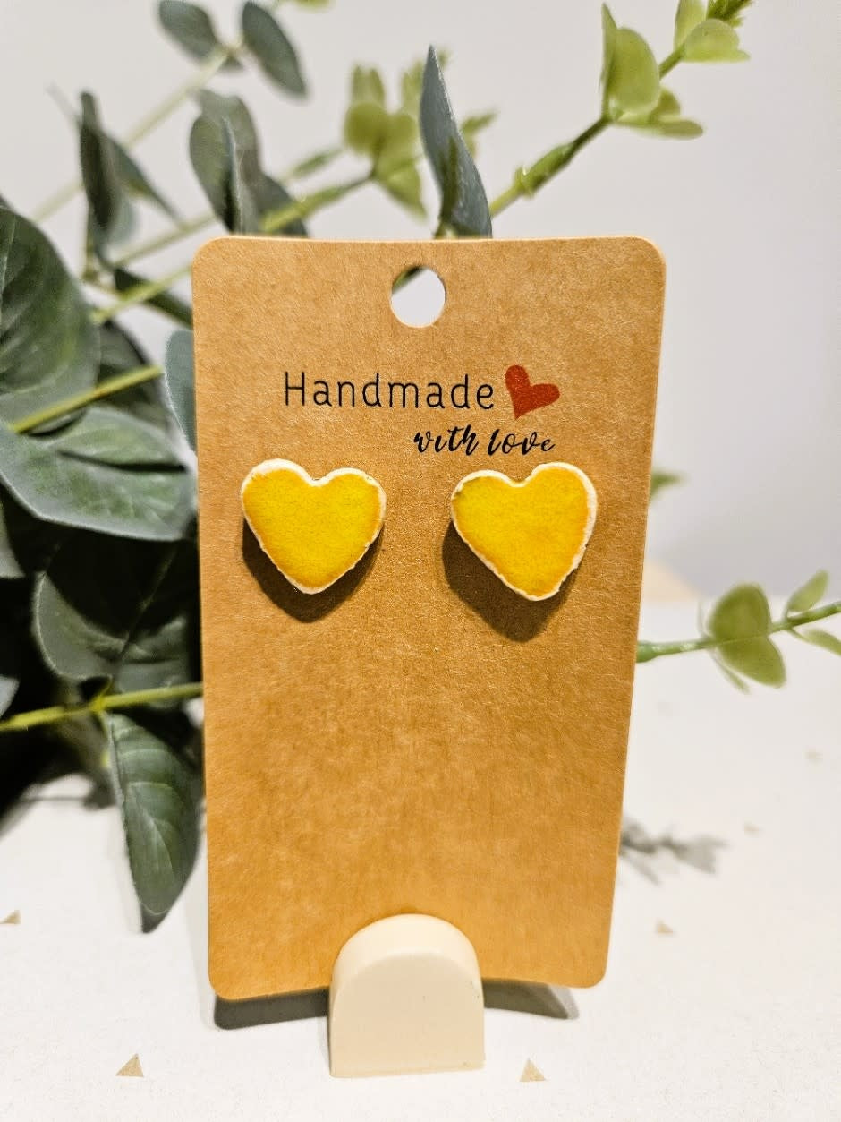 Oorsteker in keramiek - gele hartjes 16 mm breed