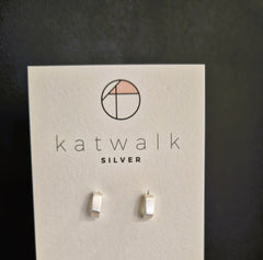 Zilver oorstekers - half vierkant front