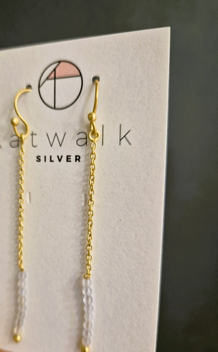 Verguld zilver oorhanger - ketting met witte steentjes