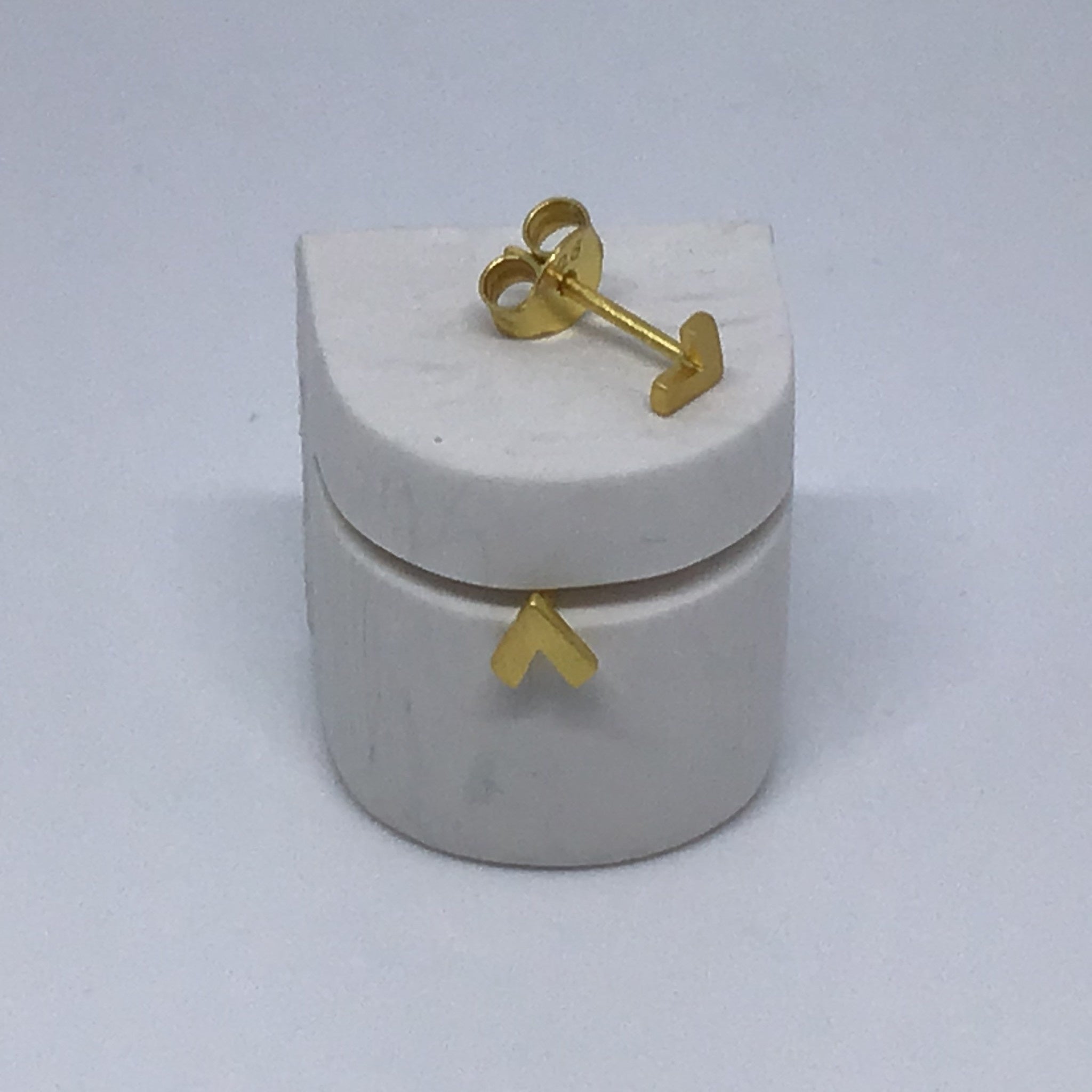 Verguld zilver oorstekers - 'V'