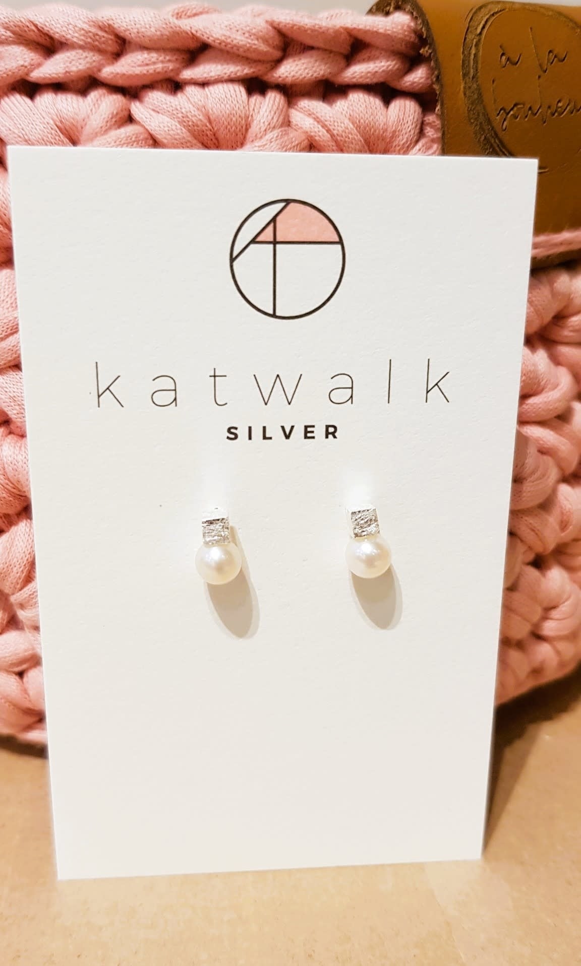 Zilver oorstekers - kubus met pareltje