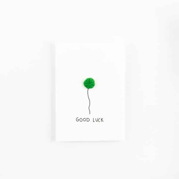 Kaartje met pin 'Good luck'