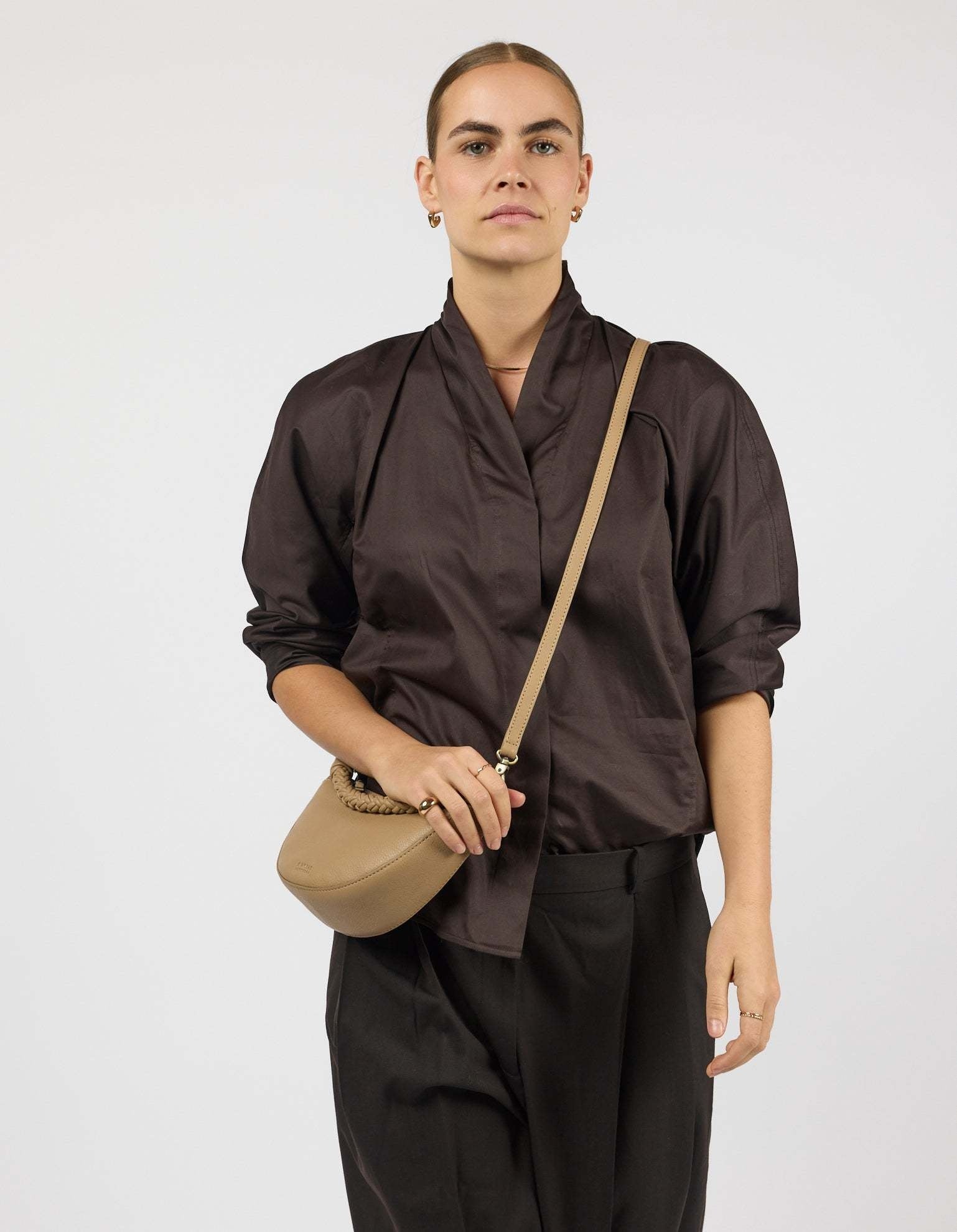 Leo Mini Twisted Handle - Dark Sand Soft