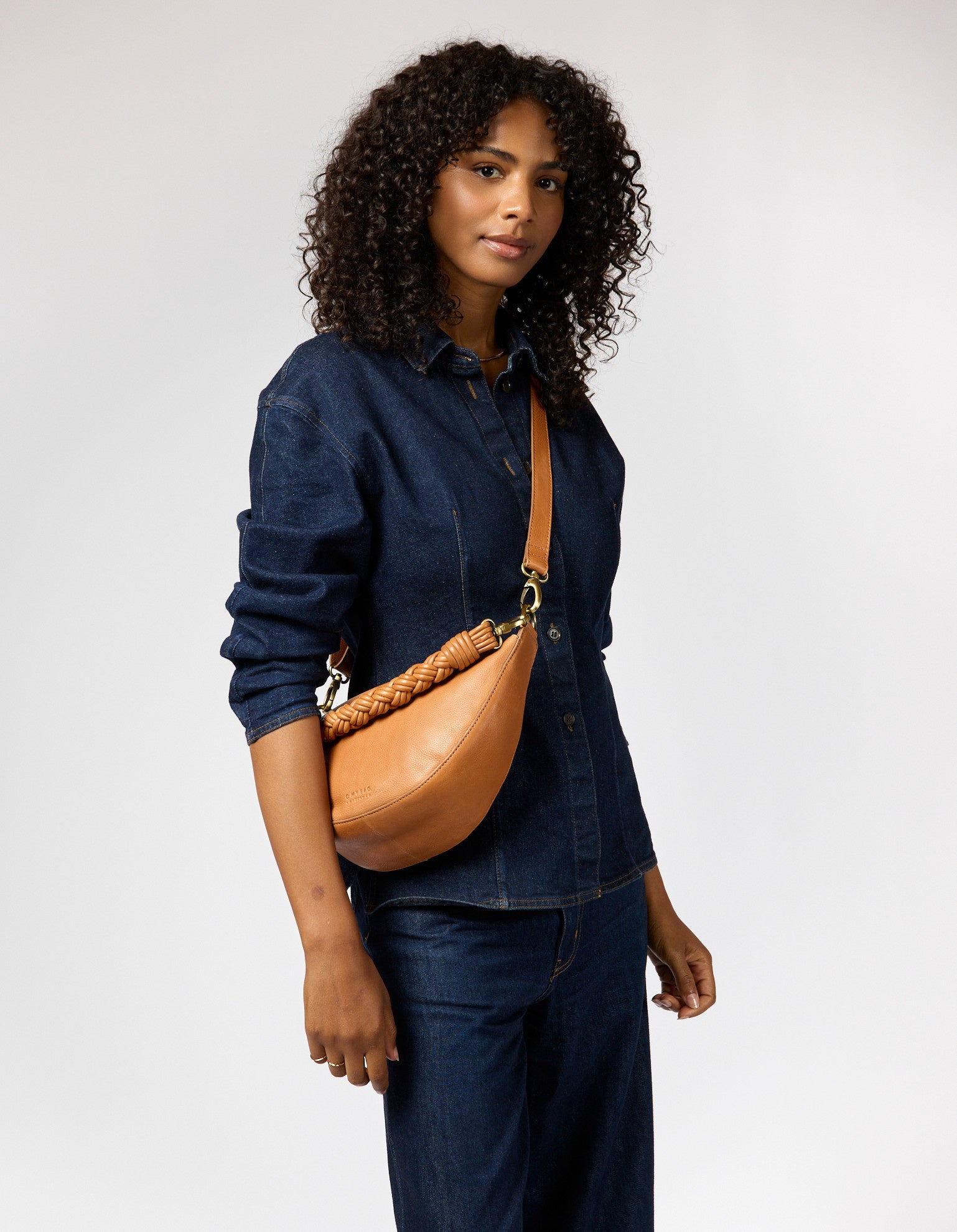 Leo Midi Wild Oak Soft Grain Leather met extra gevlochten riem