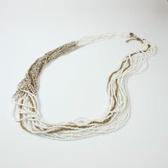 Lange ketting - Linn - fijne rijen parels - wit en goud