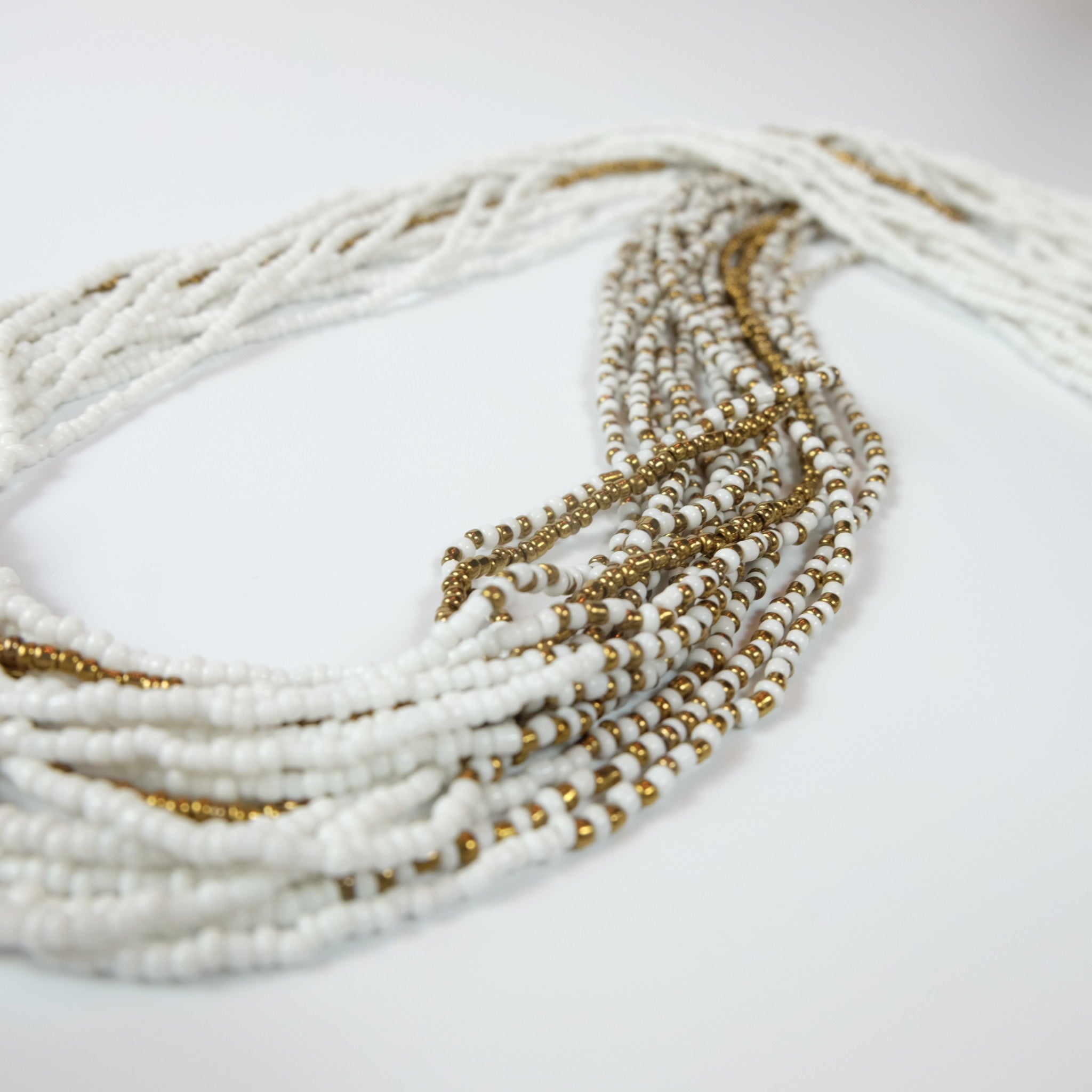 Lange ketting - Linn - fijne rijen parels - wit en goud