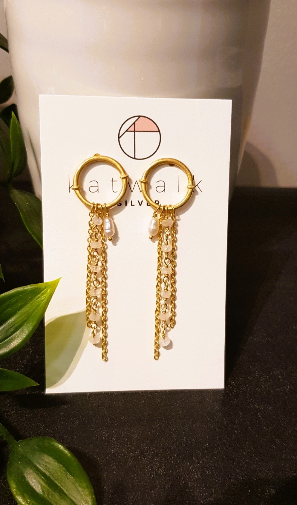 Verguld zilver oorsteker met ketting en witte steentjes