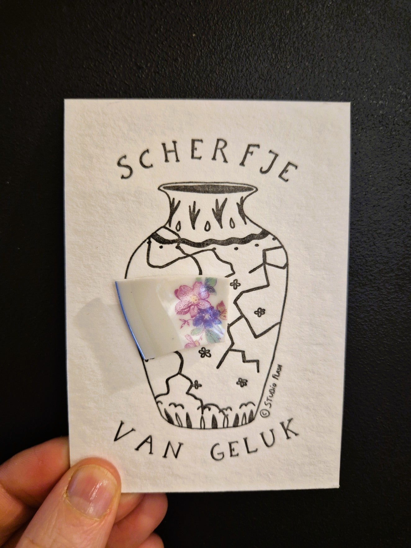 Kaartje met pin 'Scherfje van geluk'