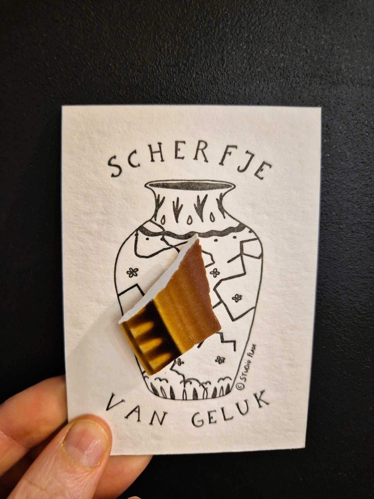 Kaartje met pin 'Scherfje van geluk'