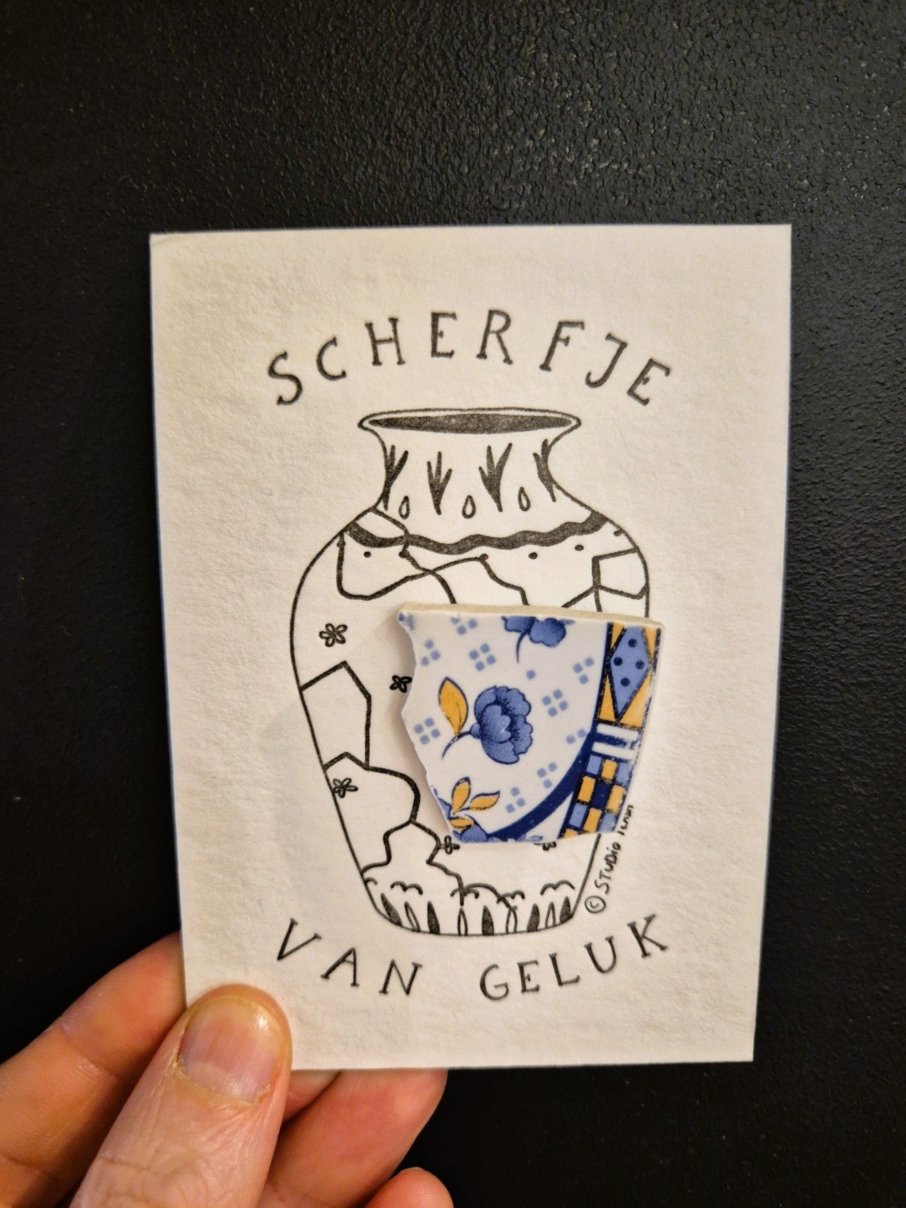 Kaartje met pin 'Scherfje van geluk'