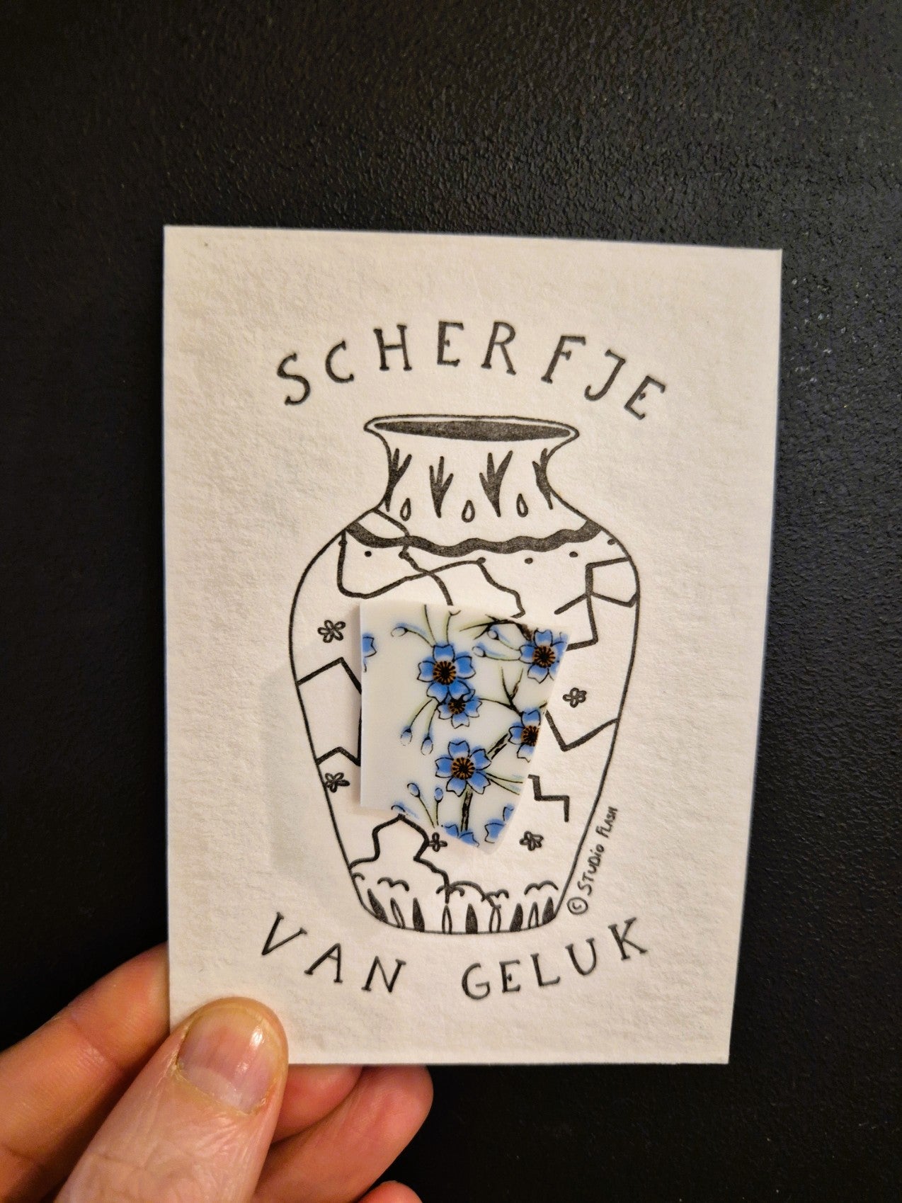 Kaartje met pin 'Scherfje van geluk'