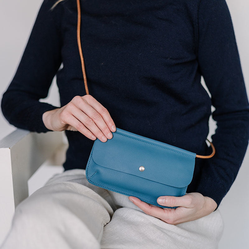 Telefoontasje Hang On - faded blue