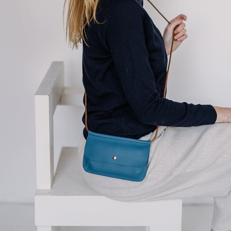Telefoontasje Hang On - faded blue